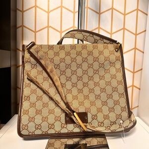 EUC. Authentic Gucci Messenger crossbody bag. Please review all pictures.
